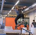 Jongen op skatebord
